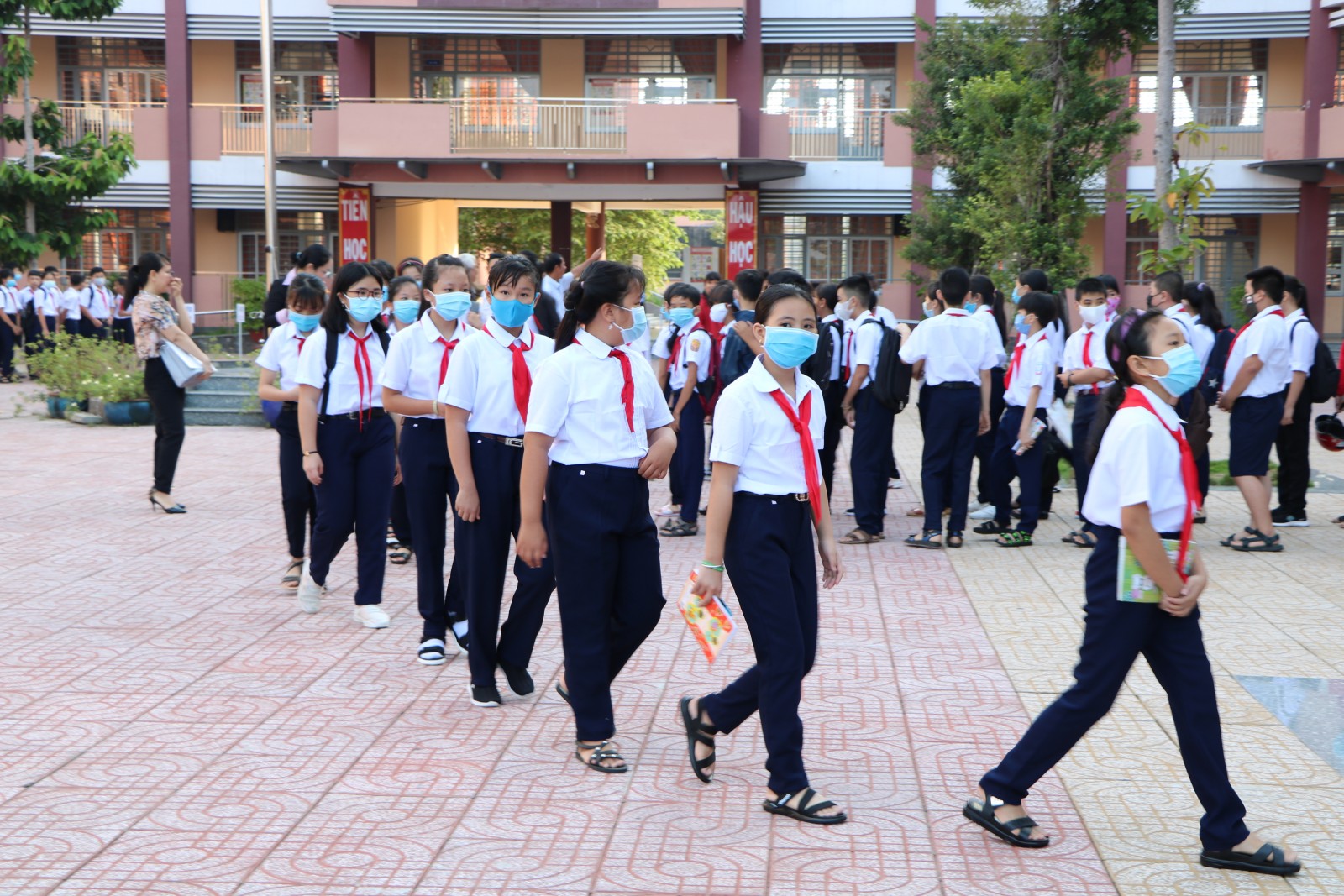 Từ ngày 15/9, học sinh khối các lớp đầu và cuối cấp học được đến trường